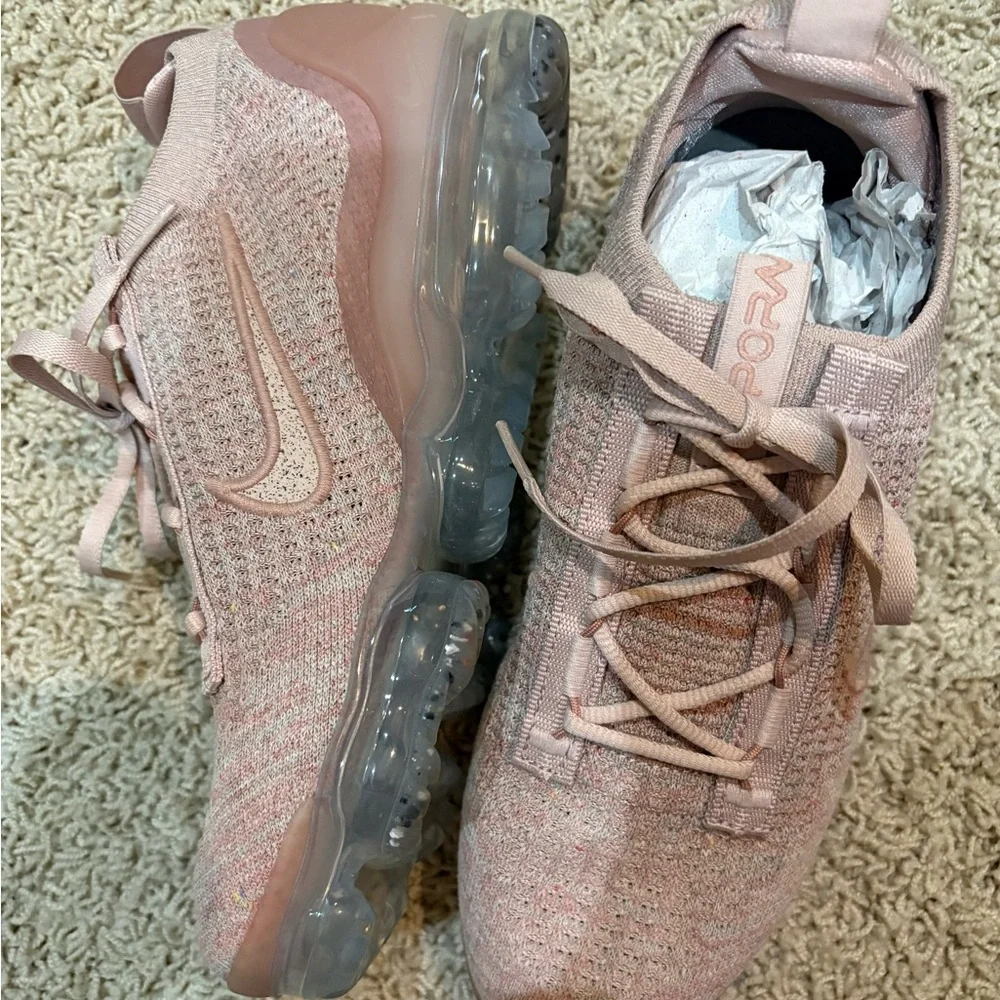 Nike Women’s Pink Nike Air VaporMax NIB - Picture 3 of 5